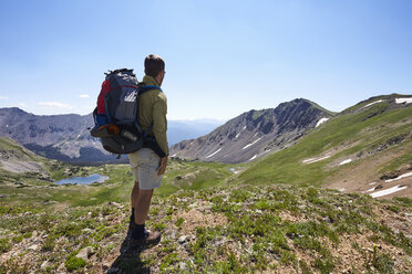 Männlicher Rucksacktourist mit Blick auf die Landschaft, Never Summer Wilderness, Colorado, USA - ISF09486