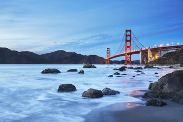 Blick auf die Golden Gate Bridge vom Marshall's Beach in der Abenddämmerung, San Francisco, Kalifornien, USA - ISF09487