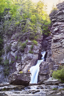 Wanderer mit Blick auf die Linville Falls, Blue Ridge Parkway, North Carolina, USA - ISF09490