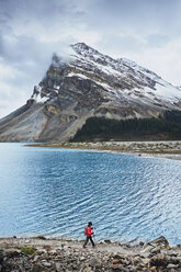 Wanderer beim Wandern am Bow Lake, Banff, Alberta, Kanada - ISF09491