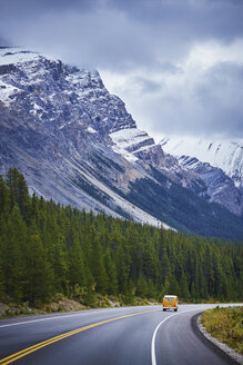 Oldtimer-Wohnmobil auf dem Highway, Banff National Park, Alberta, Kanada - ISF09492