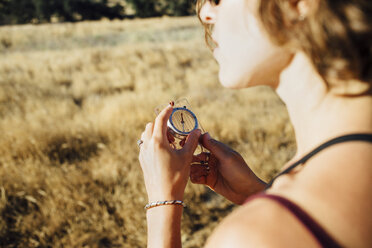 Blick über die Schulter auf eine Frau, die einen Kompass benutzt - ISF09500
