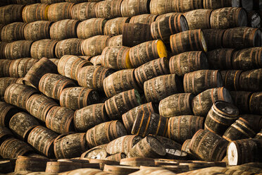 Stapel von Whiskyfässern aus Holz - CUF25667