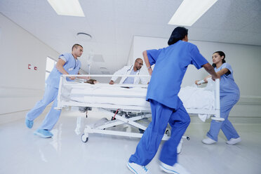 Arzt und medizinischer Betrieb mit Patientenbett im Krankenhaus Notfall - CUF25794