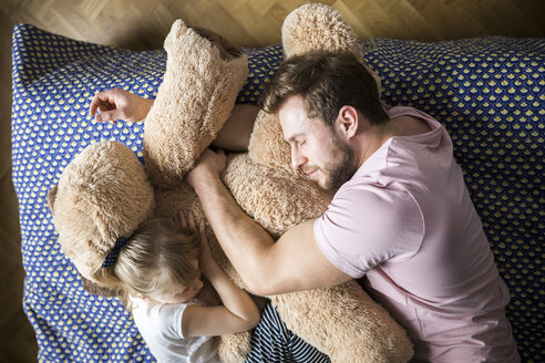 Vater und Tochter machen ein Nickerchen, kuscheln mit Teddybär - AWF00008