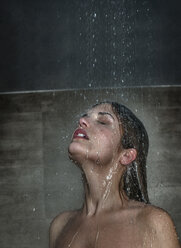 Mid erwachsene Frau in der Dusche - CUF26014