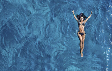 Junge Frau schwimmt im Meer - CUF26018