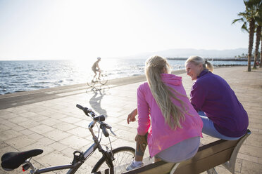 Frauen entspannen am Strand - CUF26035