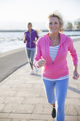 Frauen joggen am Strand - CUF26036