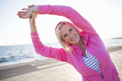 Ältere Frau beim Stretching am Strand - CUF26038