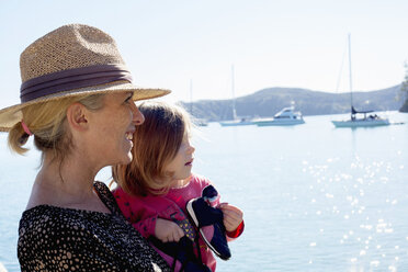 Porträt einer mittelgroßen Frau und ihrer kleinen Tochter an der Küste, Neuseeland - CUF26047