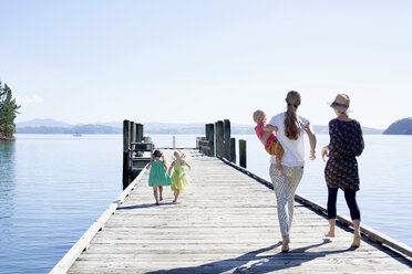 Zwei halbwüchsige Frauen und ihre Töchter spazieren am Pier, Neuseeland - CUF26050