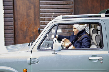Mittlerer Erwachsener Mann mit Hund am Steuer eines Lieferwagens - CUF26132