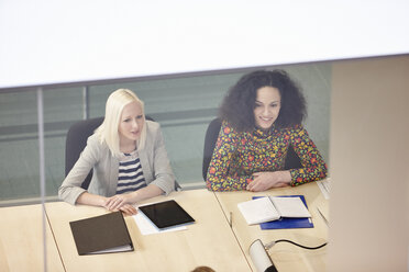 Hohe Winkel Ansicht der Geschäftsfrauen mit Sitzung am Konferenztisch - CUF26143