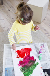 Mädchen malt zu Hause auf Papier - CUF26209