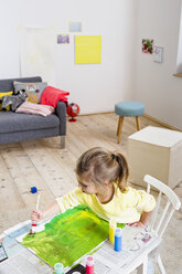 Mädchen malt zu Hause auf Papier - CUF26211