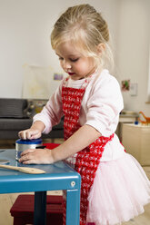 Mädchen spielt Mutti in der Küche - CUF26218