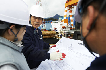 Arbeiter betrachten die Pläne einer Werft, GoSeong-gun, Südkorea - CUF26233