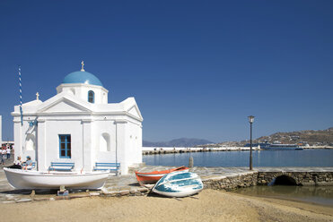 Weiß getünchte Kirche im Hafen, Mykonos, Kykladen, Griechenland - CUF26234