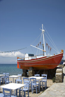 Hafenrestaurant und Fischerboot, Oia, Santorin, Kykladen, Griechenland - CUF26236