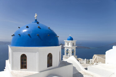 Blick auf eine weiß getünchte Kirche mit blauen Kuppeln, Oia, Santorin, Kykladen, Griechenland - CUF26241