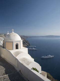 Blick auf die weiß getünchte Kirche und die Meeresfähren, Oia, Santorin, Kykladen, Griechenland - CUF26242