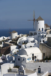 Blick auf die weiß getünchte Stadt am Hang und die Windmühle, Oia, Santorin, Kykladen, Griechenland - CUF26243