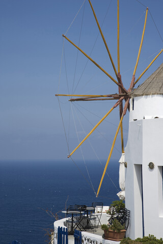 Blick auf eine weiß getünchte Windmühle und das Meer, Oia, Santorin, Kykladen, Griechenland, lizenzfreies Stockfoto