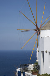 Blick auf eine weiß getünchte Windmühle und das Meer, Oia, Santorin, Kykladen, Griechenland - CUF26244