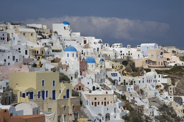 Blick auf die bemalte und weiß getünchte Bergstadt Oia, Santorin, Kykladen, Griechenland - CUF26245