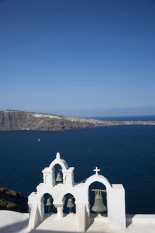 Blick auf das Meer und den weiß getünchten Glockenturm der Kirche, Oia, Santorin, Kykladen, Griechenland - CUF26246