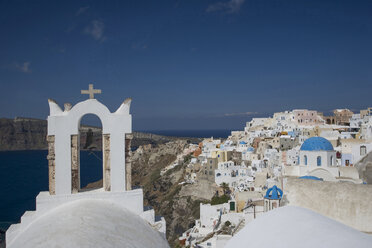 Blick auf den weiß getünchten Glockenturm der Kirche und die Stadt, Oia, Santorin, Kykladen, Griechenland - CUF26247