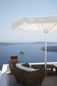 Blick auf die Dachterrasse und die Meeresfähre, Oia, Santorin, Kykladen, Griechenland - CUF26249