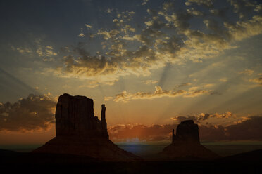 Sonnenuntergang über der Westlichen Mitte und der Östlichen Mitte, Monument Valley Navajo Tribal Park, Arizona, USA - CUF26254