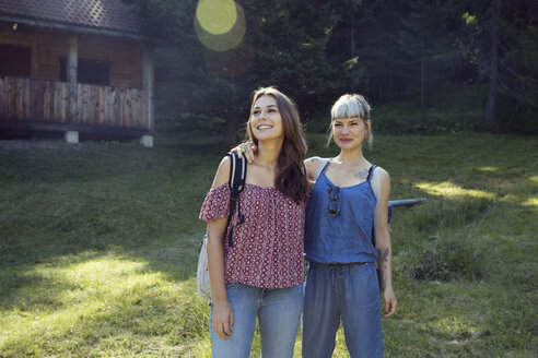 Porträt von zwei Freundinnen im Wald, Sattelbergalm, Tirol, Österreich - CUF26262