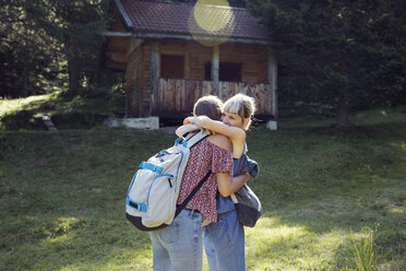 Zwei Freundinnen umarmen sich auf einer Waldlichtung, Sattelbergalm, Tirol, Österreich - CUF26264