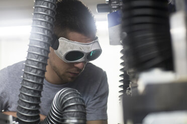 Ingenieur, mit Schutzbrille, bei der Arbeit in einer technischen Anlage - CUF26282