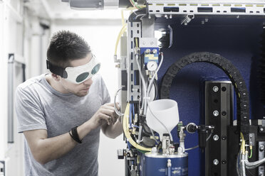 Ingenieur, mit Schutzbrille, bei der Arbeit in einer technischen Anlage - CUF26288