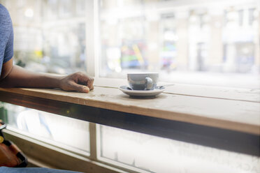 Ausgeschnittene Aufnahme eines Mannes am Fensterplatz eines Cafés - CUF26353