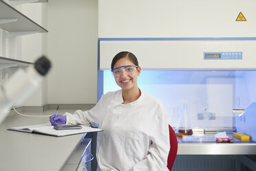 Porträt eines Wissenschaftlers im Labor, der lächelnd in die Kamera schaut - CUF26392