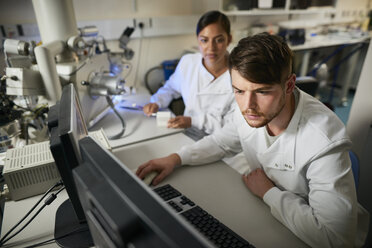 Scientist in laboratory using computer - CUF26401