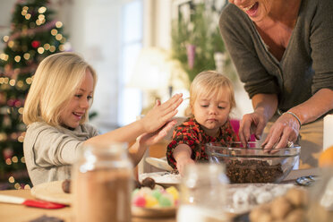 Mutter und Töchter backen für Weihnachten - CUF26444