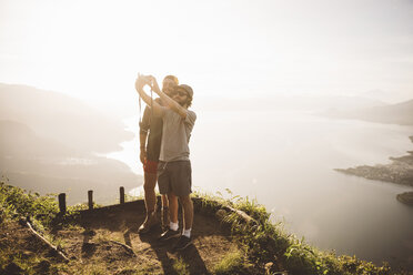 Zwei junge Männer machen ein Selfie am Atitlan-See mit einer Digitalkamera, Guatemala - CUF26497