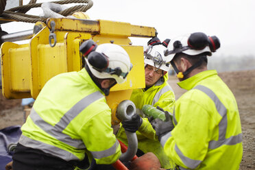 Ingenieure arbeiten an einer Windkraftanlage - CUF26503