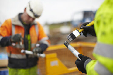 Ingenieure arbeiten im Windpark - CUF26504