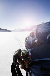 Rückansicht eines männlichen Wanderers mit Rucksack in verschneiter Landschaft, Jungfrauchjoch, Grindelwald, Schweiz - CUF26529
