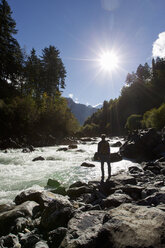 Rückansicht eines männlichen Wanderers mit Blick über den Fluss, Grindelwald, Schweiz - CUF26532
