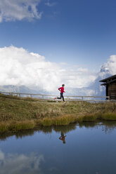 Mann läuft am Seeufer entlang, Kleine Scheidegg, Grindelwald, Schweiz - CUF26536