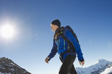 Mann beim Wandern in den schneebedeckten Bergen, Jungfrauchjoch, Grindelwald, Schweiz - CUF26542