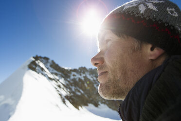 Nahaufnahme eines Wanderers in den schneebedeckten Bergen, Jungfrauchjoch, Grindelwald, Schweiz - CUF26545